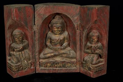 null Birmanie, début XXème siècle. Amusant autel portatif sculpté dans une bûche...