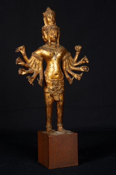 null Cambodge, XXème siècle. Avalokiteshvara à mille bras figuré debout. Bronze doré....