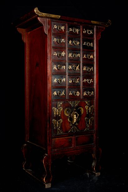 null China, 20th century. Cabinet with drawers for the Chinese pharmacopoeia. Good...