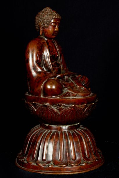 null Japon, XXème siècle. Sculpture en ronde bosse d'Amida assis sur le lotus. Bronze....