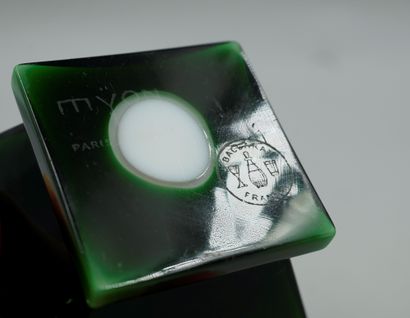 null MYON « Exaltation »

Flacon en cristal de Baccarat, blanc doublé vert, panse...