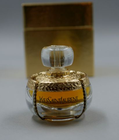 null Yves Saint Laurent. Champagne. PDO 7.5ml. Box and titled counter box. H.6cm
