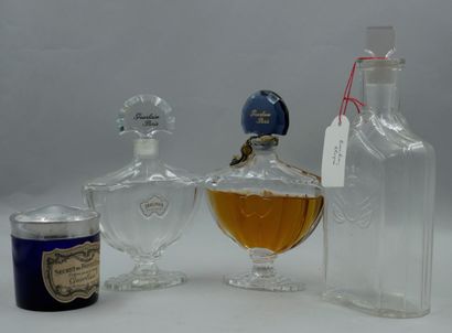 null GUERLAIN

Lot comprenant deux flacons factices en verre, modèle « Shalimar »,...