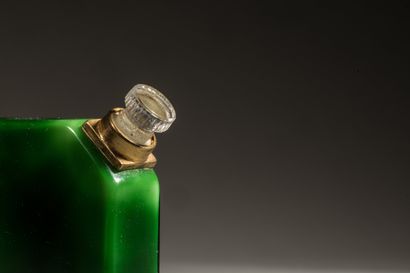 null YBRY « Femme de Paris » Flacon modèle jerricane, en cristal opaque vert. Découpe...