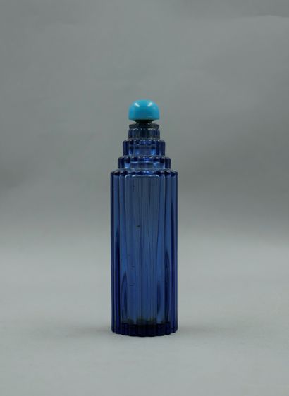null WORTH LALIQUE " I'll be right back "

Translucent blue glass bottle, circular...