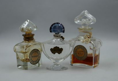 null GUERLAIN

2 vials with heart cap. Including 1 bottle titled "L'heure bleue"...