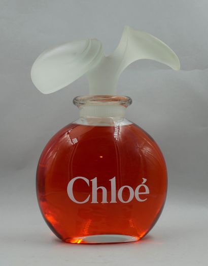 null Chloe "Chloe"

Dummy bottle, giant decoration, made of flared glass. Stopper...