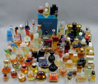 null Lot d’environ 96 miniatures homothétiques, sans boîtes, PDO, dont « Chanel »,...