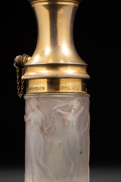 null LALIQUE " Le Parisien "

Moulded pressed glass spray bottle with round section....