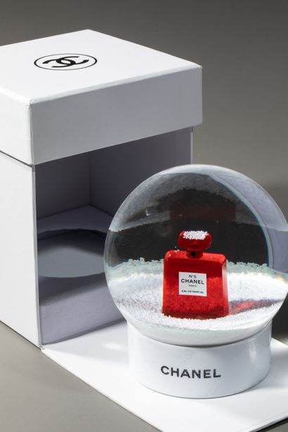 null CHANEL - Snow globe with the bottle n°5 in red - In its box - Brand new. Height:...