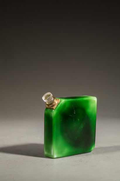 null YBRY « Femme de Paris » Flacon modèle jerricane, en cristal opaque vert. Découpe...