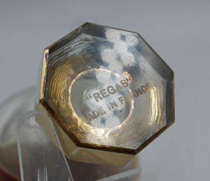 null REGAS

Flared glass flask on octagonal cut pedestal. Stepped stopper. Titled...