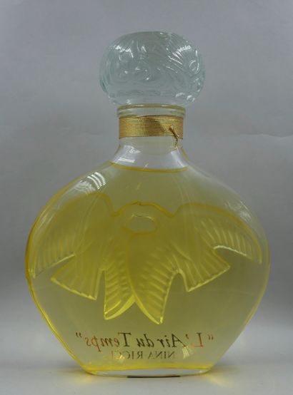 null NINA RICCI "L'air du temps"

Dummy bottle, giant decoration, made of glass....
