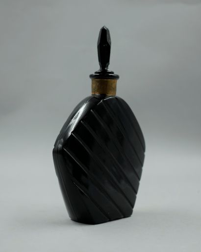 null CARTIER " Narcissus "

Rare black glass bottle with a trapezoidal cut, gold...