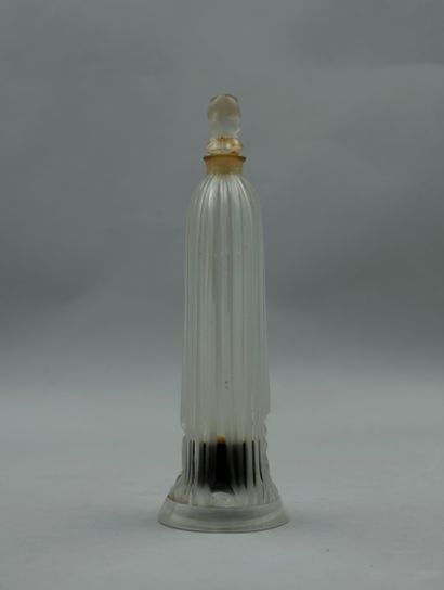 null LUCIEN LELONG " Indiscreet "

Satin glass bottle depicting a haute couture dress....