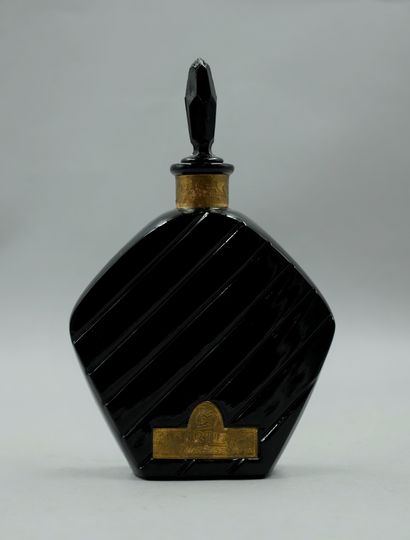 null CARTIER " Narcissus "

Rare black glass bottle with a trapezoidal cut, gold...