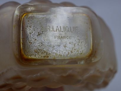 null LALIQUE modèle « Dahlia » 

Flacon en cristal, panse lenticulaire ornée sur...