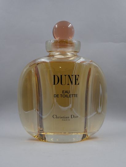 null CHRISTIAN DIOR « Dune »

Flacon factice, géant de décoration, en verre teinté...