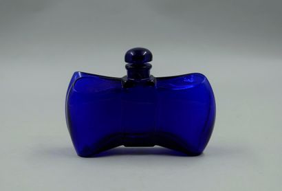 null GUERLAIN

Baccarat crystal bottle, blue tinted. Belly featuring a bow tie. Engraved...