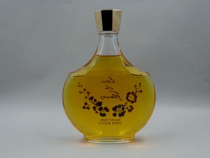 null Nina Ricci. Flower water. Giant dummy decorated in gold lettering with a farandole...