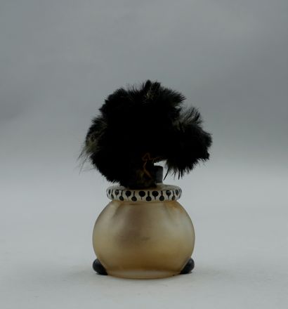 null VIGNY " The Golliwogg "

Glass bottle, representing a small character. The stopper...