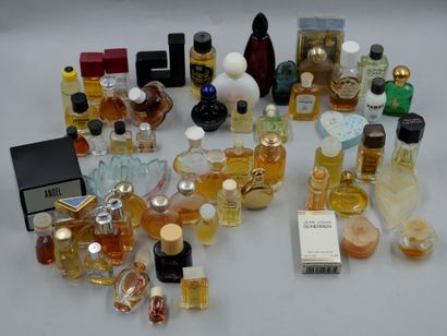 null Batch comprising approximately 115 miniature homothetic bottles, perfumers,...