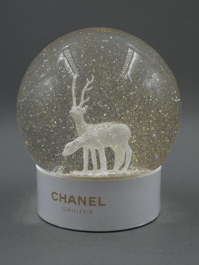 null CHANEL JOAILLERIE - Snow globe featuring a doe and a deer on camellia ground,...