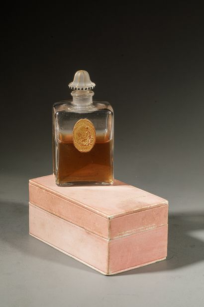 null HOUBIGANT " La Rose France "

Glass bottle, rounded shoulders, embossed gold...