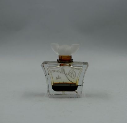 null LENTHÉRIC " Dark shine "

Glass bottle of enlarged shape, titled in black letters...