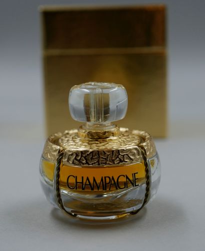 null Yves Saint Laurent. Champagne. PDO 7.5ml. Box and titled counter box. H.6cm