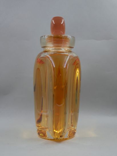 null CHRISTIAN DIOR " Dune "

Dummy bottle, giant decoration, in pink tinted glass,...