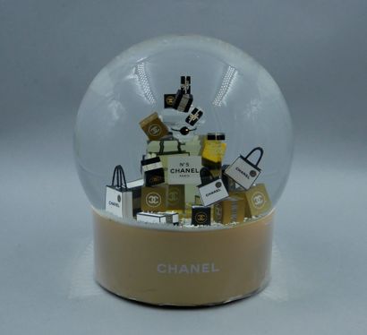 null CHANEL - XXL motorized snowball featuring the bottle n°5 and gifts from home...