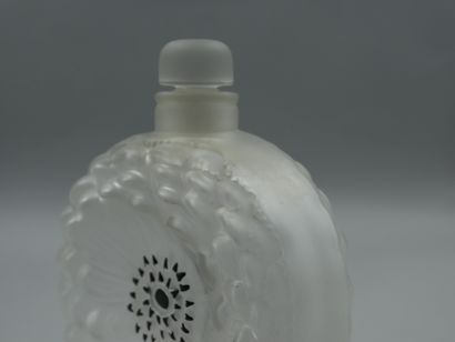 null Lalique. Dahlia bottle. Colourless crystal perfume bottle. Re-edition of the...