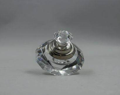 null CRYSTAL WORKS OF SAINT LOUIS

Spinning top-shaped crystal bottle, titled "Saint...