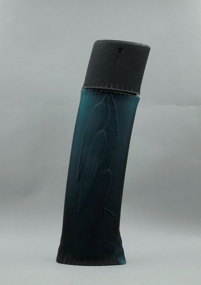 null KENZO "Kenzo"

Dummy bottle, giant of decoration, of long dark blue shape. H:...