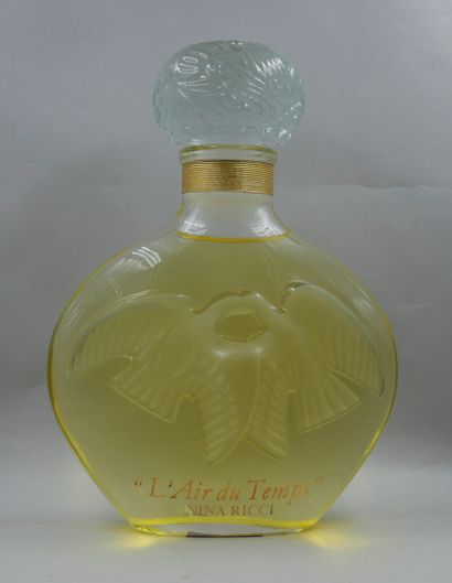 null NINA RICCI "L'air du temps"

Dummy bottle, giant decoration, made of glass....