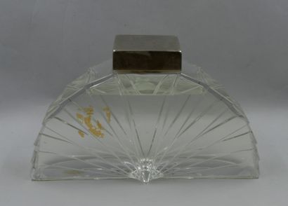 null KARL LAGERFELD "KL"

Large glass bottle, fan-shaped model, empty, untitled....