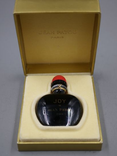 null Jean Patou. Joy. Black opaque glass snuffbox bottle. Red sealed cabochon stopper....