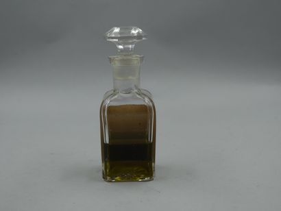 null BRUNO COURT " Violette de Grasse "

Glass bottle carafon model, beautifully...