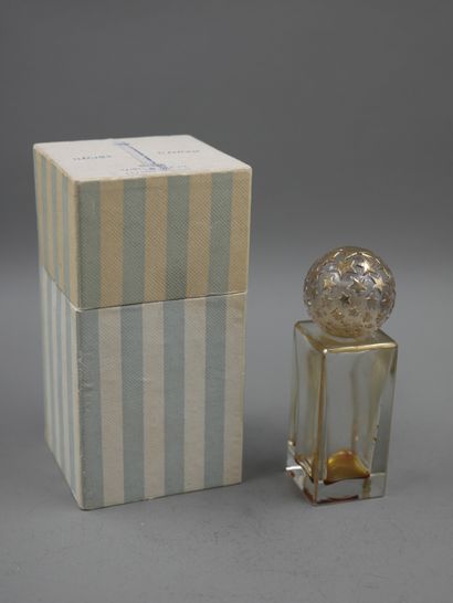 null Perfumer Saint Cyr. Arches of love. Rectangular glass bottle with a golden edge....