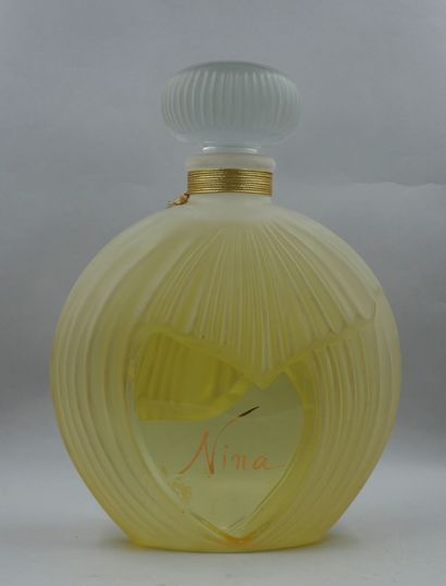 null NINA RICCI " Nina "

Dummy bottle, giant decoration, made of glass with sculptural...