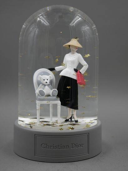 null DIOR - Golden star flakes snow globe for a customer of the shop avenue Montaigne...