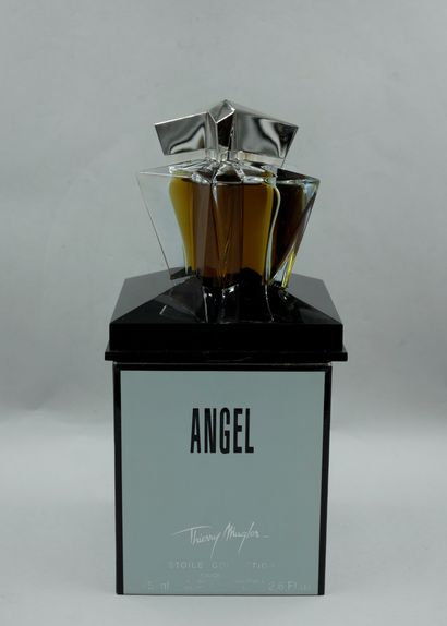 null THIERRY MUGLER « Angel »

Flacon eau de toilette, PDO, contenant 75mL. Série...
