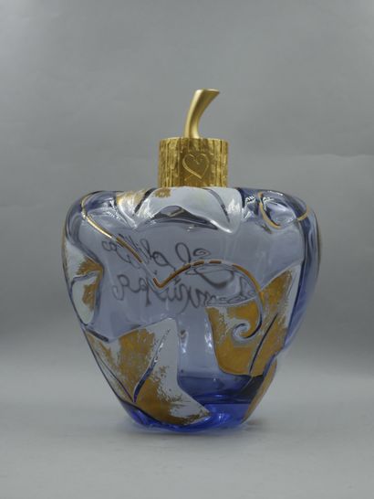 null LOLITA LEMPICKA

Dummy bottle, giant decoration, featuring an apple, titled....