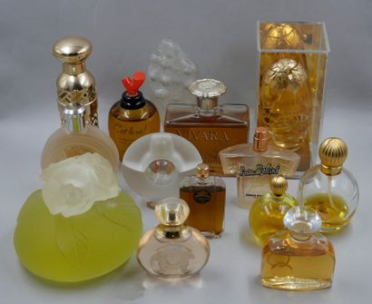null Lot de 15 flacons factices de parfumeurs, couturiers, dont « Christian Lacroix...