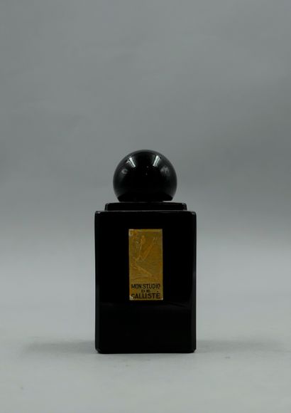 null CALLIST " My Studio "

Black opaque glass bottle, art deco model, gold label,...