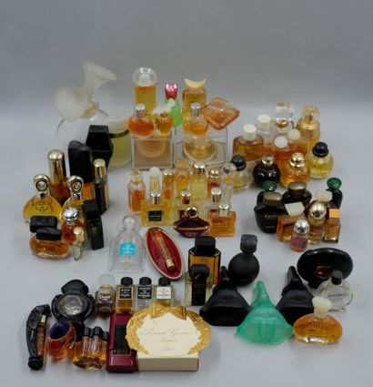 null Batch comprising approximately 115 miniature homothetic bottles, perfumers,...
