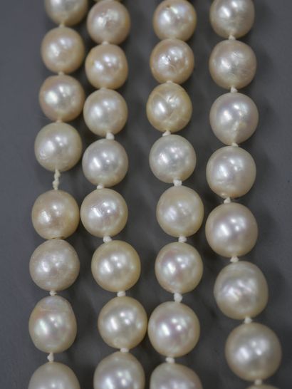 null 
Ancien collier à deux rangs de perles de culture bel orient nacré en légère...