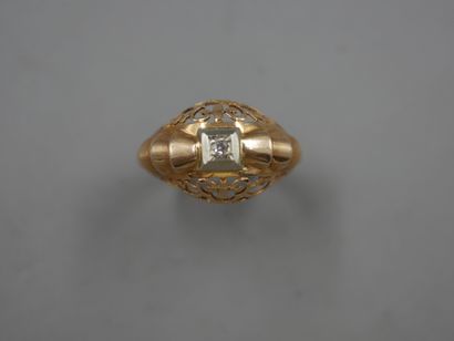 null Bague dôme ajourée en or jaune 18k centrée d'un brillant accosté de côtes -...