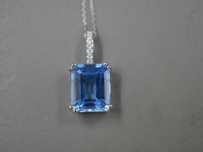 null Pendentif en or blanc 18k serti d'une topaze bleue "Swiss Blue" taille émeraude...